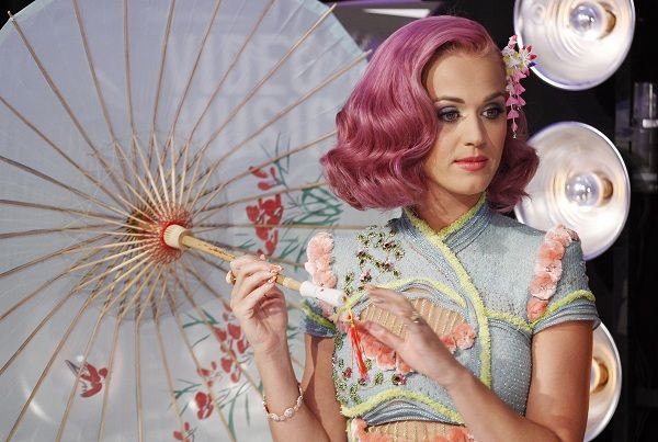 Singer Katy Perry arrives at the 2011 MTV Video Music Awards in Los Angeles August 28, 2011