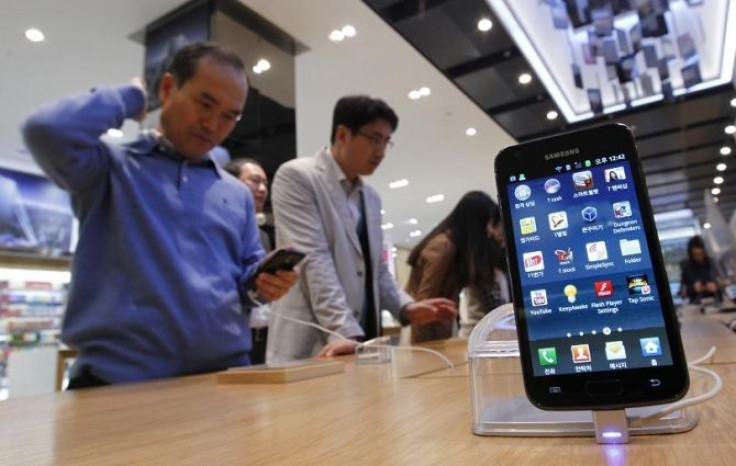 Samsung Electronics Co overtook Apple Inc as the world's top smartphone maker in the July-September period with a 44 percent jump in shipments, and forecast strong sales in the current quarter in a clear warning to its rivals.