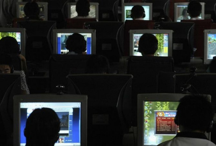 People use computers at an Internet cafe in Changzhi, north China's Shanxi province June 20, 2007.