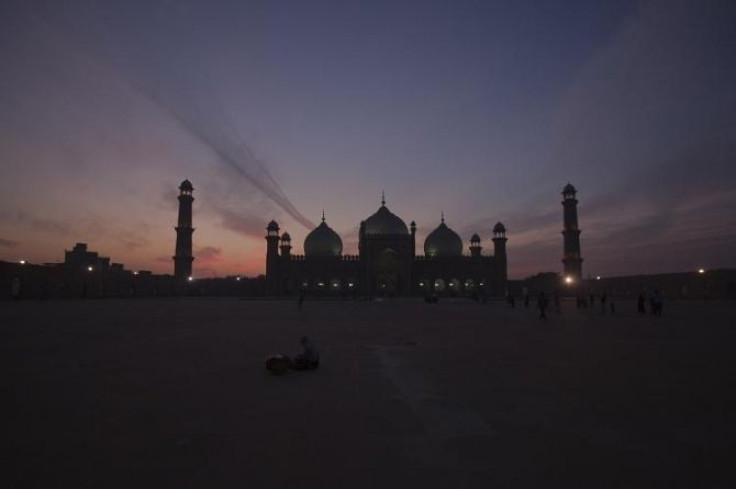 Lahore's Badshahi mosque is seen at sunset December 17, 2011.