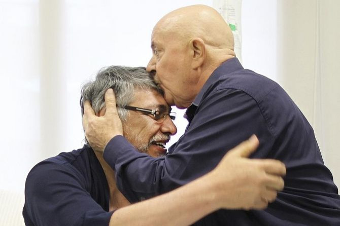 Paraguay's President Fernando Lugo (L) is visited by Brazil's former President Luiz Inacio Lula da Silva as he undergoes medical examinations in a hospital in Sao Paulo, January 27, 2012.