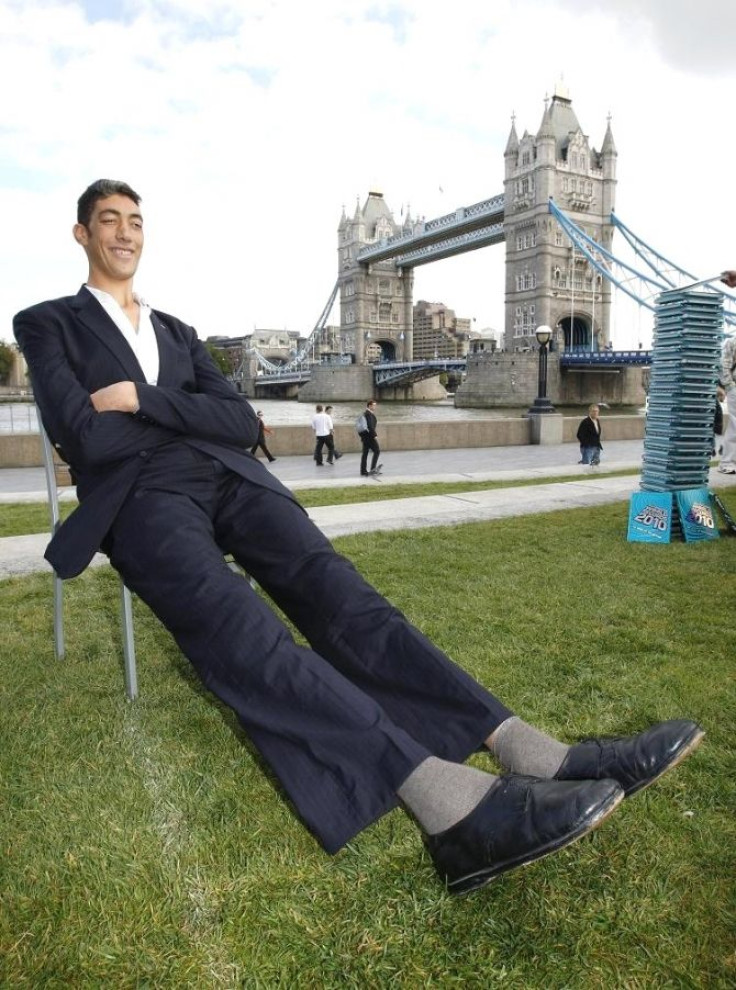 The world's tallest man, Sultan Kosen from Turkey, poses for photographers at an event in London September 16, 2009.