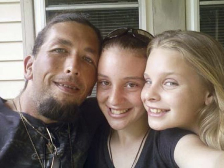 Adam Mayes (L) is shown with Adrienne and Alexandria Bain (R) in this undated handout photo released to reporters by the Tennessee Bureau of Investigation May 9, 2012.