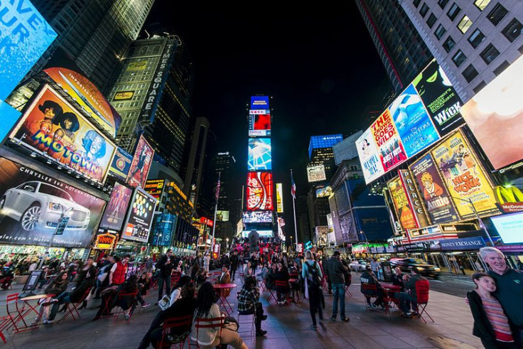 800px-1_times_square_night_2013