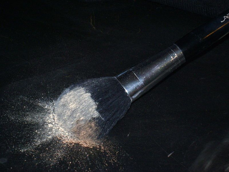 Powder brush with natural bristles with loose powder