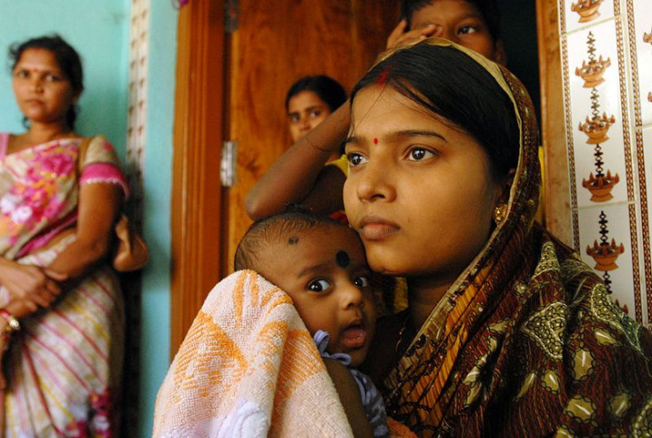 800px-Changing_lives_Ante_and_post_natal_care_for_mums_and_babies_in_Orissa_(6835364123)