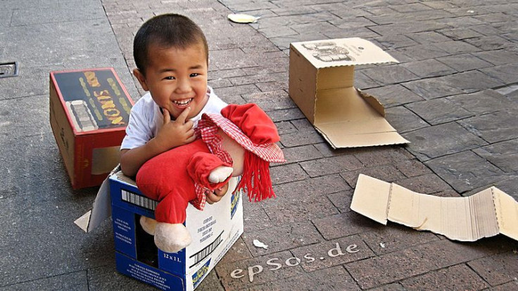 800px-Funny_Chinese_Child_Playing_Boy