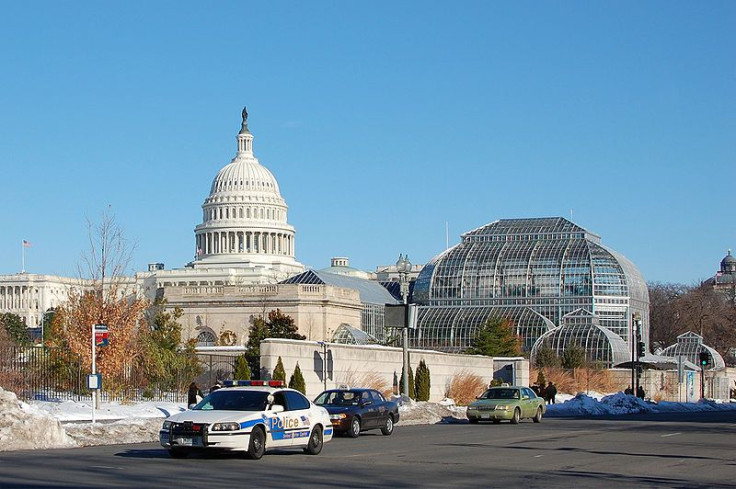 800px-United_States_Botanic_Garden_with_Capitol