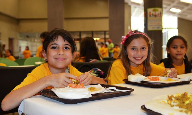 Kids eating summer lunch