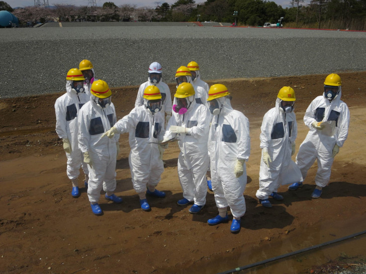 Fukushima Daiichi workers confer