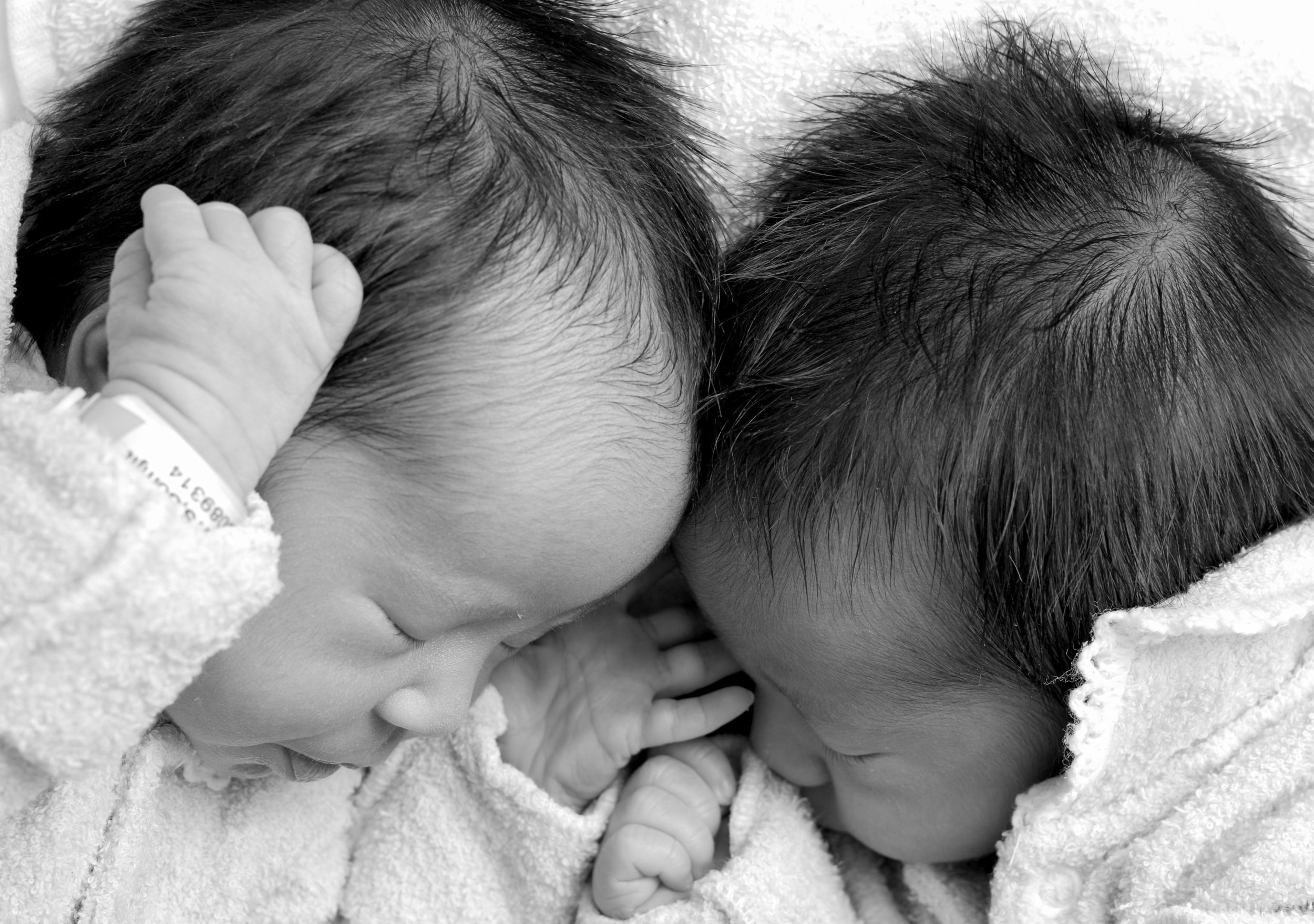 new-year-s-twins-born-in-different-years-2-families-in-toronto-and-dc