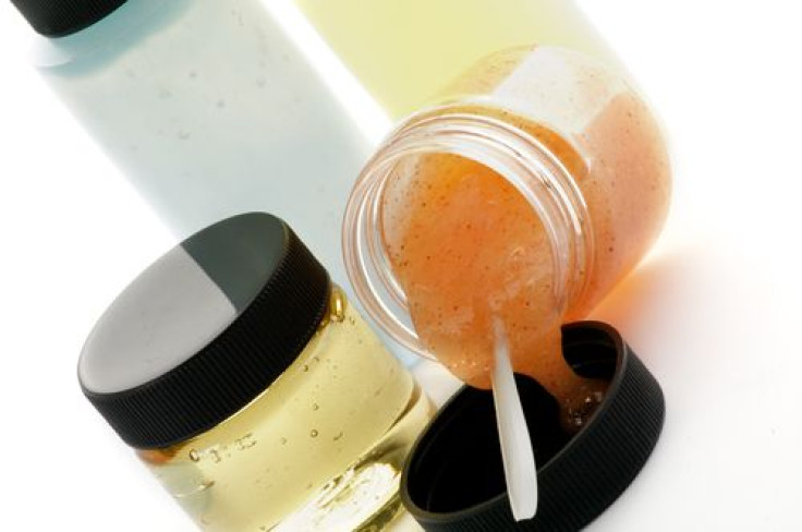 Arrangement of facial cosmetics with microbeads