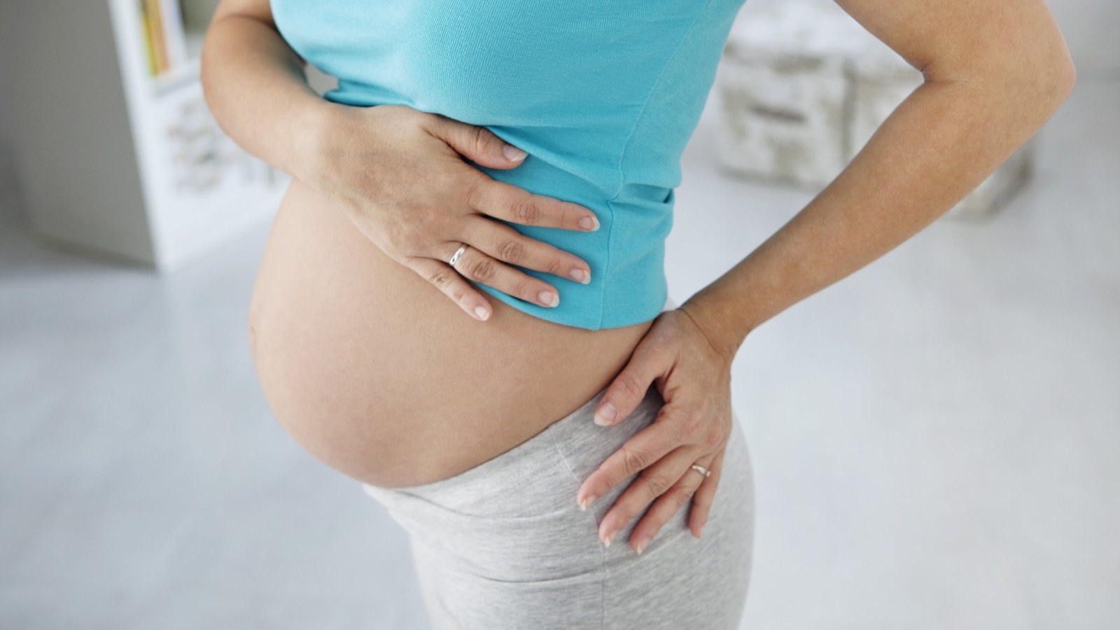 Болит низ поясницы при беременности. Беременные женщины. Сильно беременные женщины. У беременной болит живот.