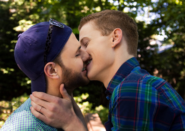 couple kissing