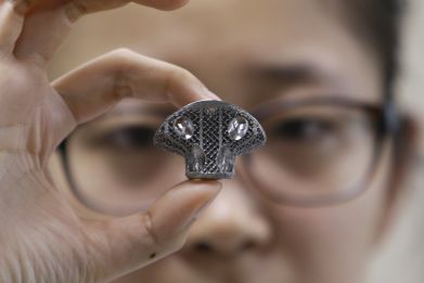 A Chinese doctor successfully implanted the world's first artificial vertebra produced by a 3D printer into the spine of a 12-year-old boy.