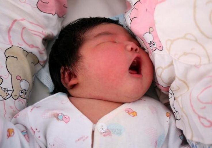 Woman gives birth to 14-pound boy