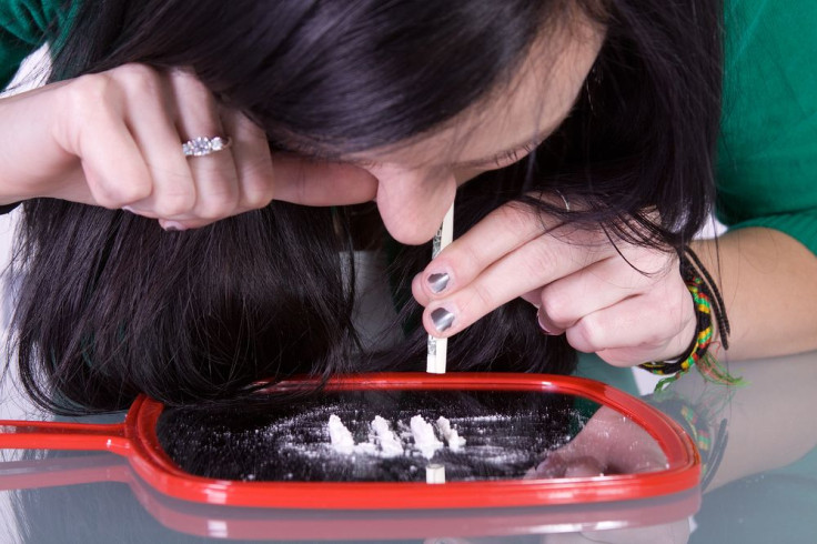 Teen snorting cocaine. 