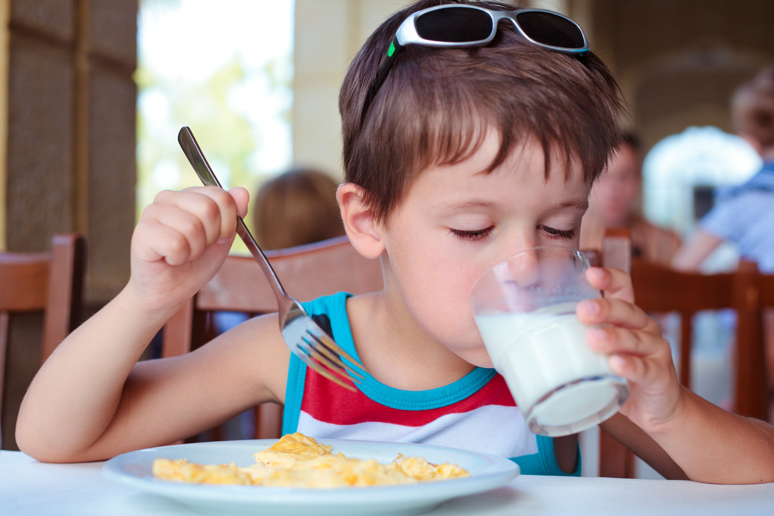 Завтрак с молоком детский. Ребенок завтракает. Кефир для детей. Ребенок пьет кефир. Ребенок пьет молоко.
