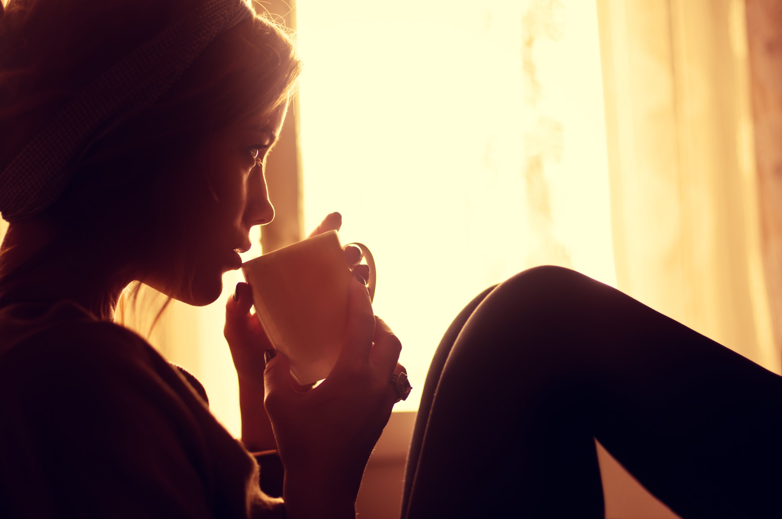 Фото девушек с кофе. Девушка с кофе. Девушка с чашкой в руках. Девушка с чашкой у окна. Девушка с кружкой кофе.