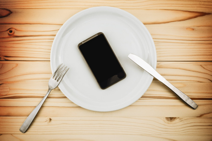 Cellphone Use During Dinner Does Damage