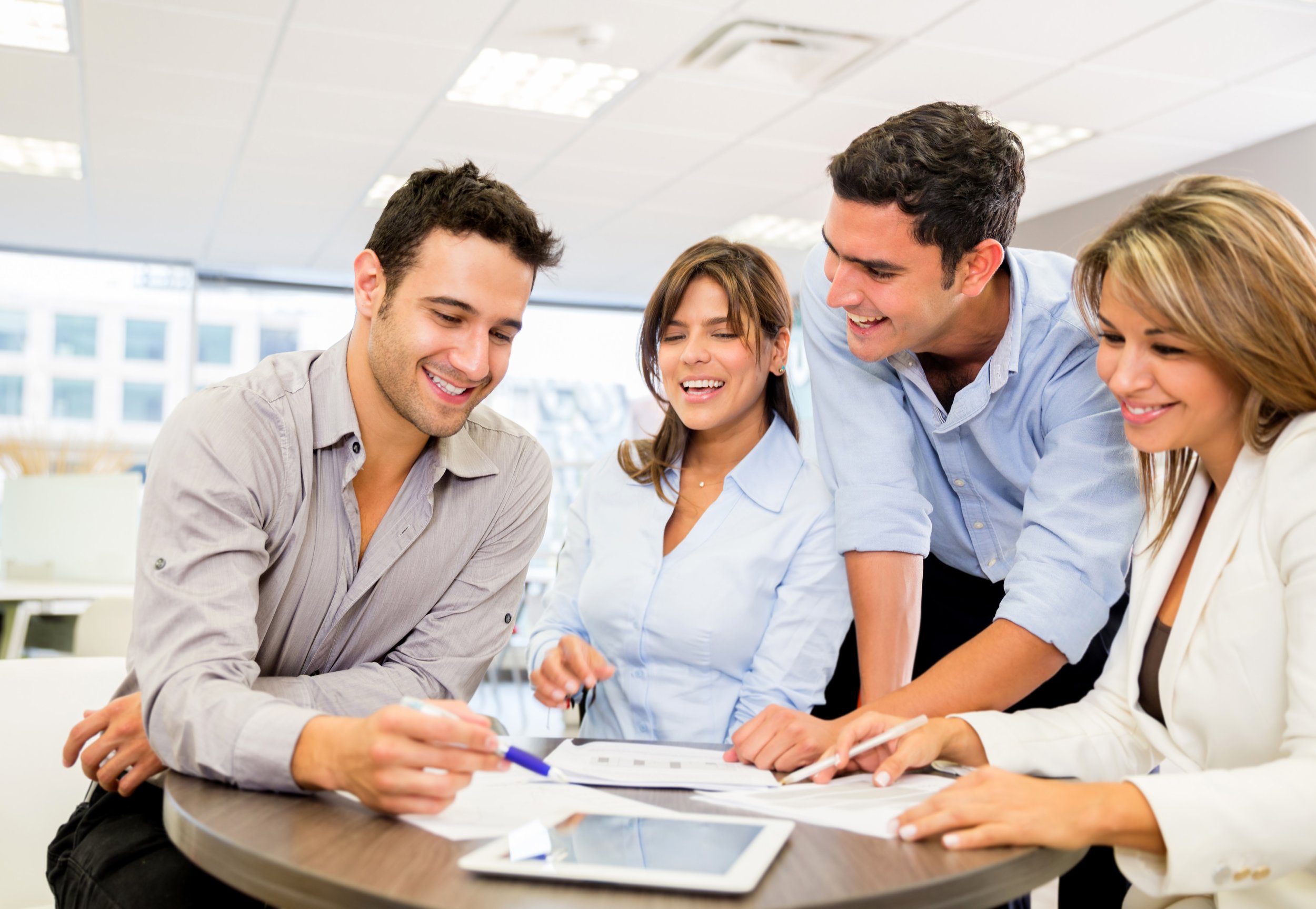 Happy employee. Коллектив в офисе. Работник офиса. Офисные люди. Отношения с коллегами.