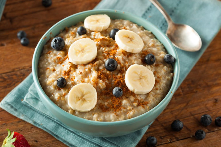 Oatmeal with fruit and cinnamon