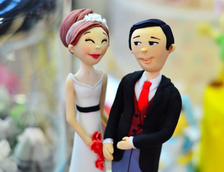 Bride and groom cake figures