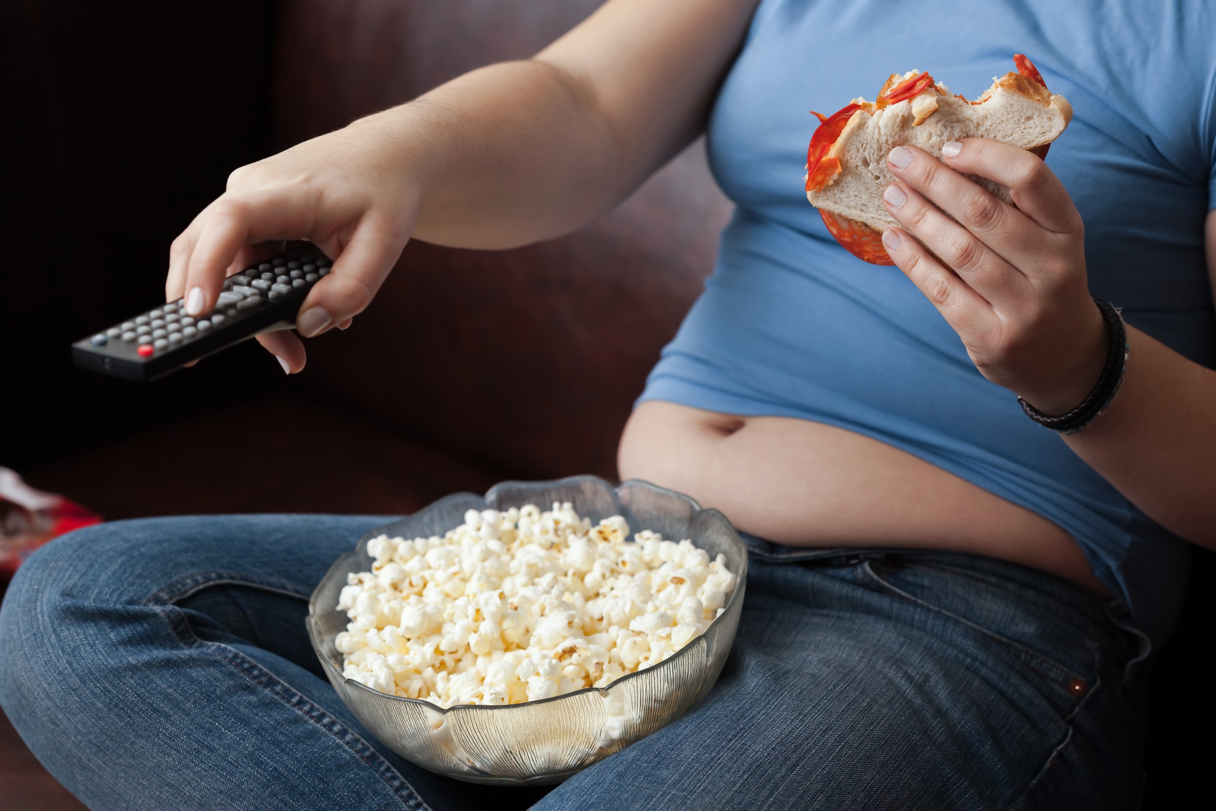 Стала много кушать и спать. Еда перед телевизором. Ожирение малоподвижный образ жизни. Малоактивный образ жизни. Сидячий образ жизни.