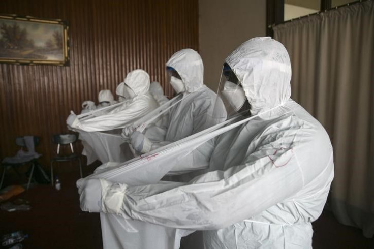 Sierra Leonean doctors test out protective clothing. 