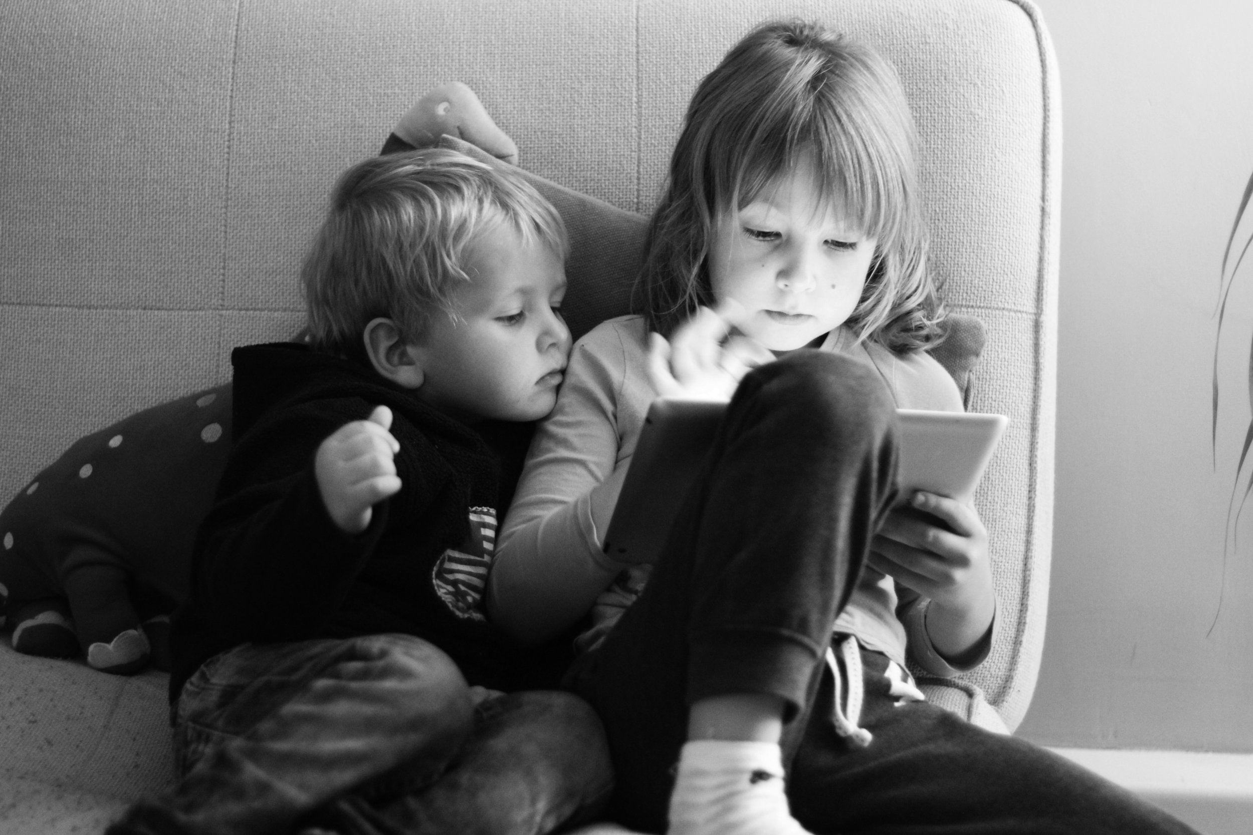 toddler-tantrums-using-tablet-devices-to-calm-kids-down-may-damage