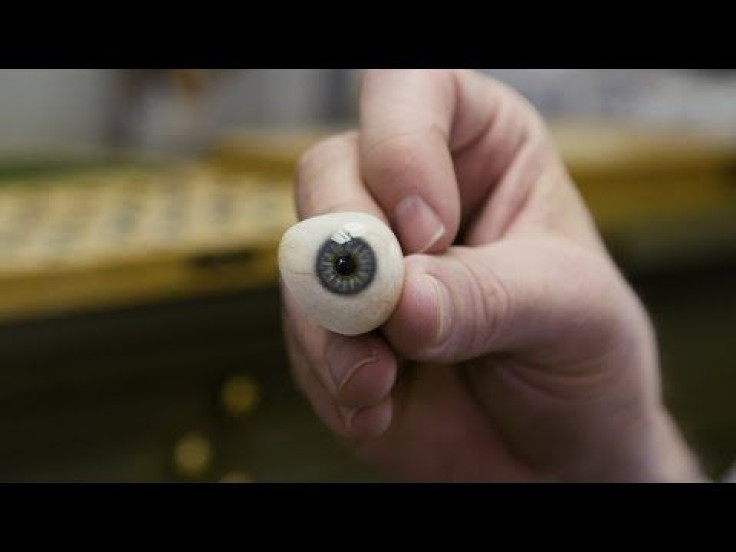 Hand-Painted Eyes: This Is How Artificial Eyes Are Made When You Lose One