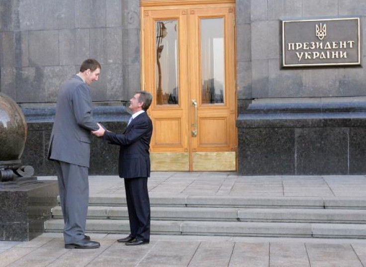 The President of Ukraine Viktor Yushchenko with Leonid Stadnik, the world's tallest living man