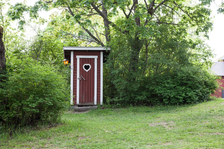 outhouse-1411137_1920