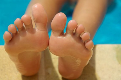 Toes can spontaneously fall off if they do not receive enough blood circulation.