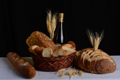 Common foods that contain gluten include breads, pastas, baked goods, cereals, and crackers