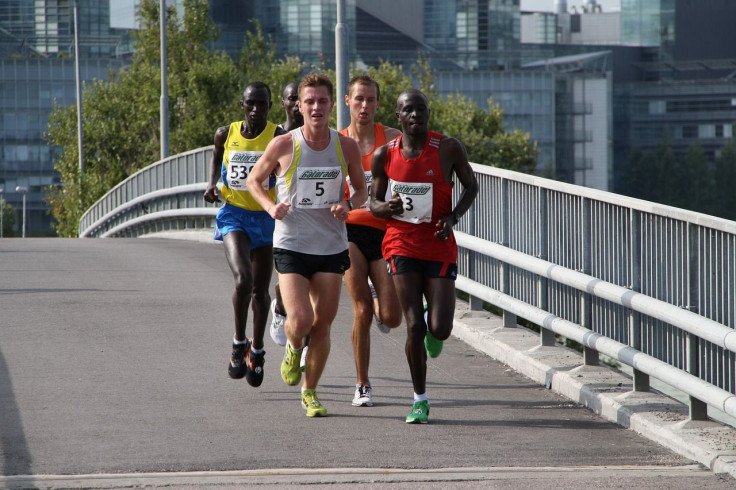 runners on the road 