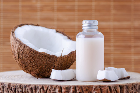 A thing to keep in mind with coconut oil: it’s highly caloric. So don’t add coconut oil to a diet with other oils, replace it with the oils you usually use.