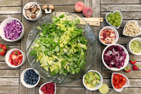 People who eat a healthy plant-based diet rich in vegetables, fruits, whole grains, and nuts have a 19% less chance of having sleep apnea compared to those who eat an unhealthy diet.