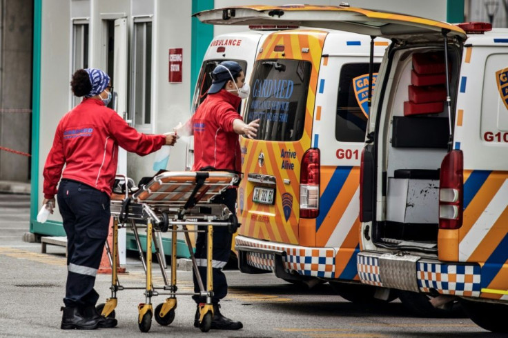 ambulance-crew-sanitise-their-clothes-at-greenacres-hospital