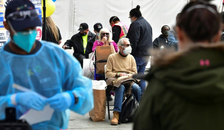 vaccinated-seniors-are-seated-in-a-waiting-area (1)