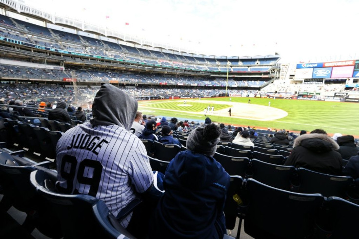 new-york-yankees-fans-watch-their-team-suffer