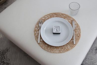 Intermittent fasting is not recommended for pregnant and breastfeeding women, underweight people, individuals with a history of eating disorders, those who have experienced low blood sugar (hypoglycemia), and those diagnosed with end-stage liver disease.