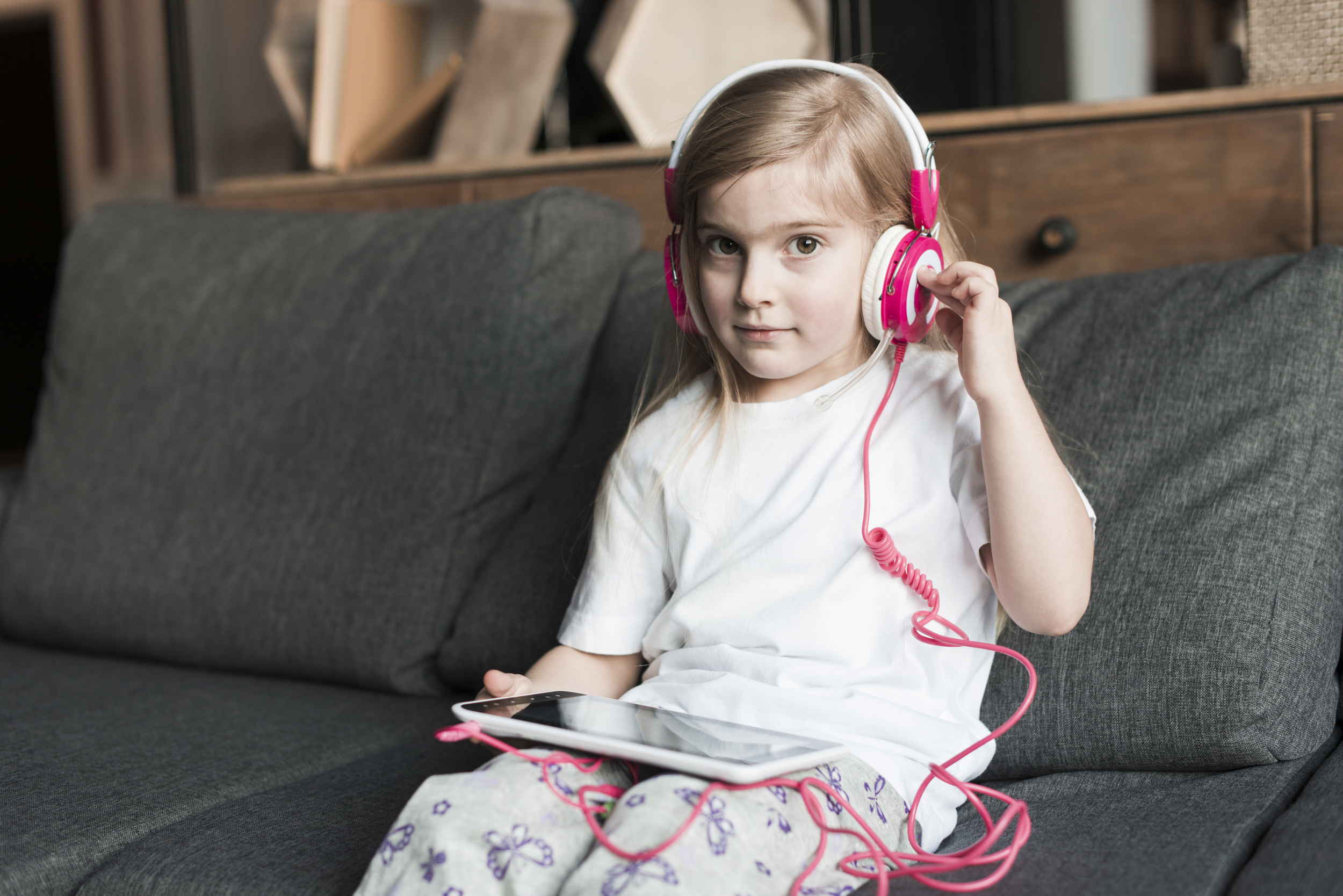 Survey Reveals Growing Headphone Utilization Amongst Kids; Consultants Warning Dad and mom On Well being Dangers