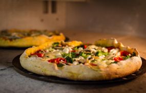 Learn how stop eating before bed and time‑restricted eating improve heart health meal timing, evening eating blood sugar levels, and nighttime blood pressure timing naturally.