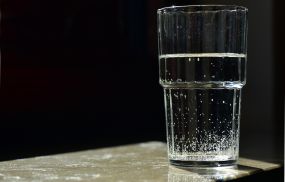 Learn how water contamination introduces toxins into drinking water, the health risks involved, and practical ways to reduce water pollution health threats in daily life.