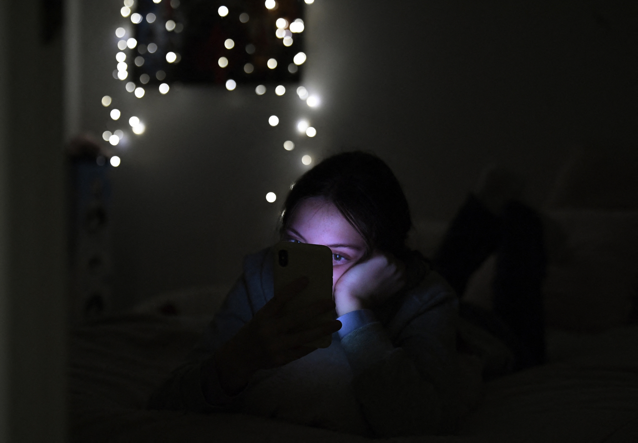 Late-night phone use linked to teens falling asleep about 65 minutes later